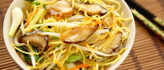 Bowl of foodservice Amoy Asian Chinese Vegetarian Chow Mein in a restaurant setting