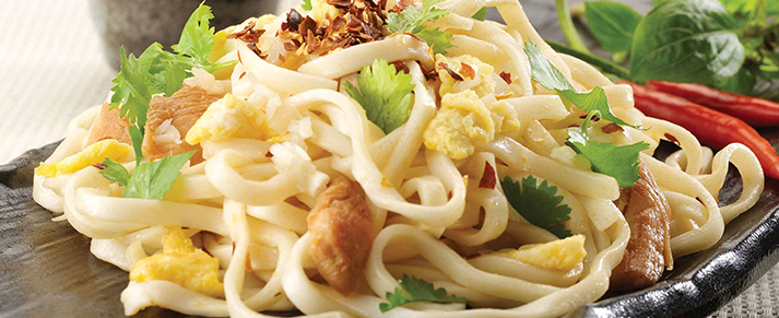 Plate of foodservice Amoy Asian Lo Mein Noodles in a restaurant setting