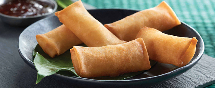 Plate of foodservice Amoy Asian One Bite Vegetable Spring Rolls in a restaurant setting